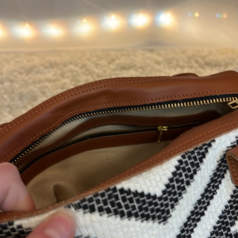 Euc! Black And White Chevron Pattern Fall Hobo Ba… - image 4